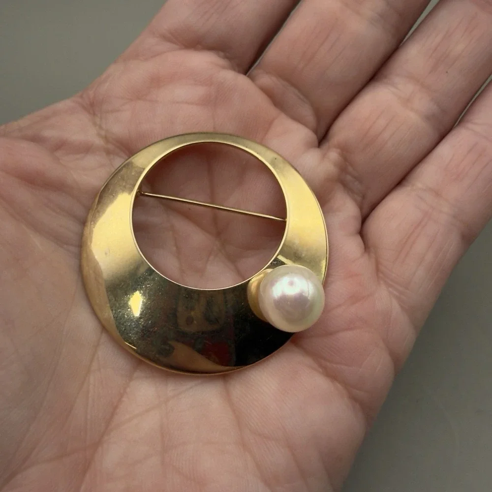 Vintage Sarah Coventry Gold Tone Open Circle Faux Pearl Brooch Pin Modernist